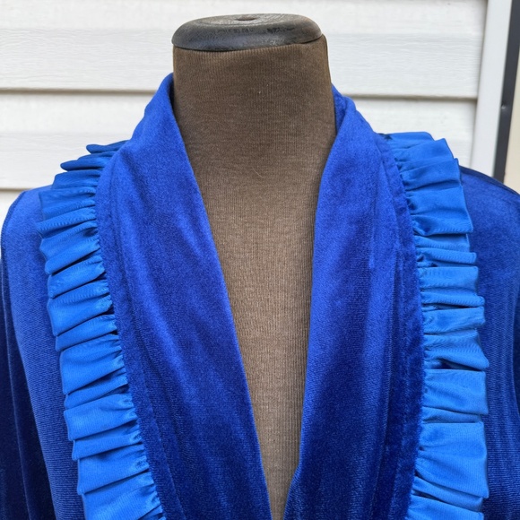 Vintage royal blue velvet/velour wrap robe—so luxe & cozy 💙 - Picture 4 of 7